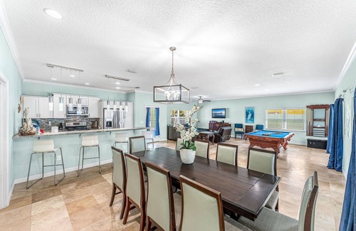 Port Canaveral Casa | 2800 pies cuadrados 4 habitaciones 4 baños Casa junto a la playa con piscina climatizada / spa, piscina con mesa y carrito de golf