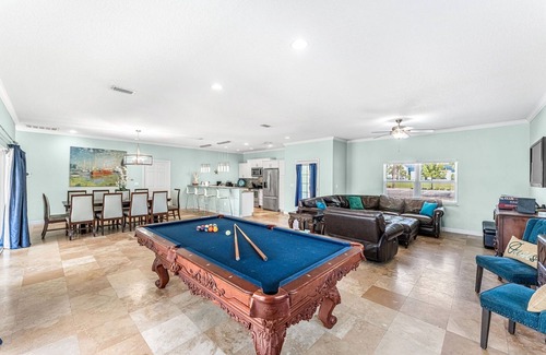 Port Canaveral Casa | 2800 pies cuadrados 4 habitaciones 4 baños Casa junto a la playa con piscina climatizada / spa, piscina con mesa y carrito de golf