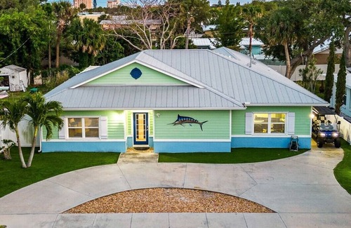 Port Canaveral Casa | 2800 pies cuadrados 4 habitaciones 4 baños Casa junto a la playa con piscina climatizada / spa, piscina con mesa y carrito de golf