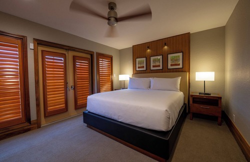Florida Central Atlantic Coast Complejo | Greenside Oasis: 4BR Golf + Waterfront Villa