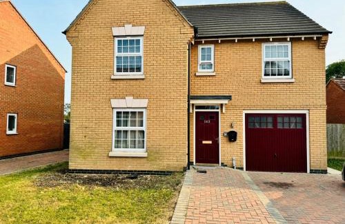Peterborough Casa | 4-Bed Charming Pet-Friendly House w Garden