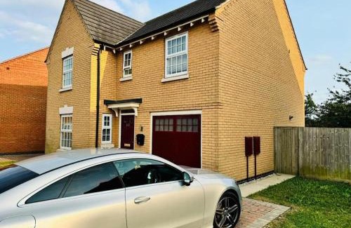 Peterborough Casa | 4-Bed Charming Pet-Friendly House w Garden