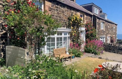 Craster Cabaña | 4 bed cottage with parking and views in Craster