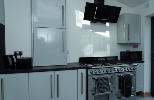 Failsworth Casa | 4 Bed Failsworth Home, 2.5 Bathrooms including Free Parking, Workspaces