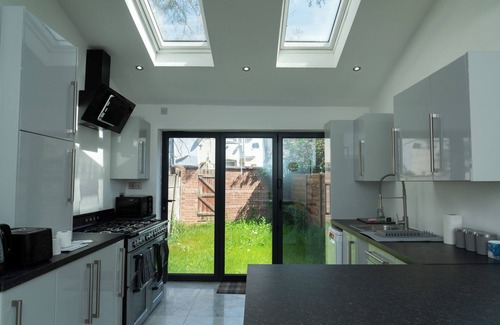 Failsworth Casa | 4 Bed Failsworth Home, 2.5 Bathrooms including Free Parking, Workspaces