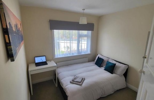 Acresford Casa | 4 Bed Family Home+Warwick Uni+4 Parking bays