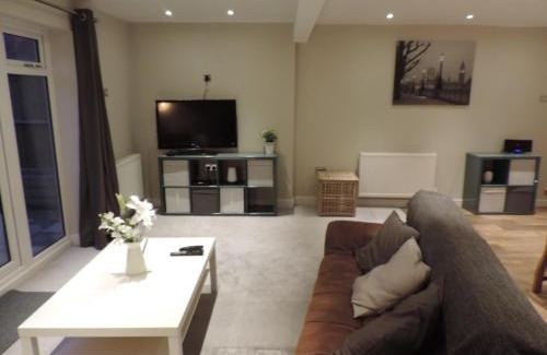 Rushmoor District Casa | 4 Bed Farnborough Air Accommodation