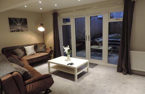 Rushmoor District Casa | 4 Bed Farnborough Air Accommodation