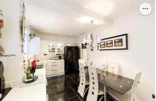 Graveney Apartamento | 4 Bed Flat - Sleeps 14 - Parking - Game Room -Wifi