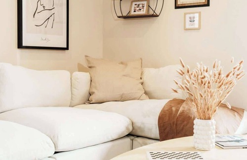 Kensington Casa | 4 Bed Home Along River Near DT, AC, Hot Tub