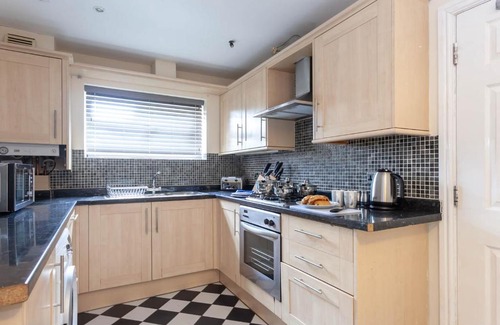 Latchford Casa | 4 bed home, driveway parking ideally located in Latchford, Warrington - Executive St Marys House