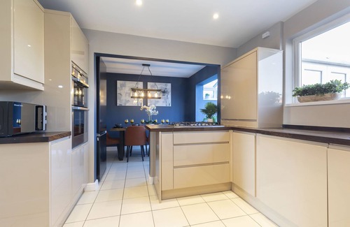 Gloucester Casa | Elmleaze Non Hot tub · Three Bedroom House Near Gloucester City Centre
