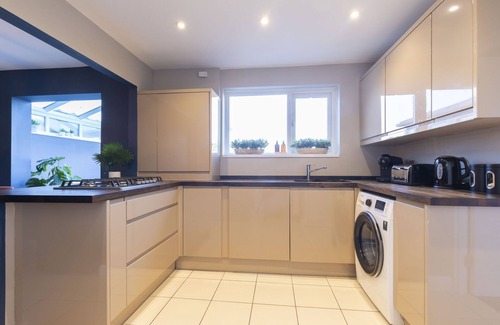 Gloucester Casa | Elmleaze Non Hot tub · Three Bedroom House Near Gloucester City Centre