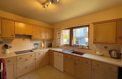 Leven Casa | 4 bed house in Elie centre, off street parking, enclosed garden, close to beach.