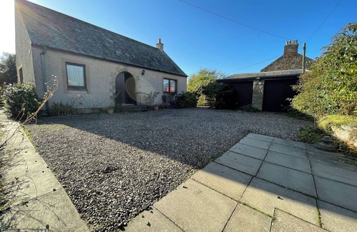 Leven Casa | 4 bed house in Elie centre, off street parking, enclosed garden, close to beach.