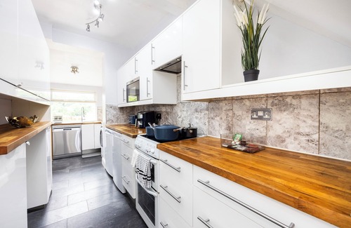 Caterham Casa | 4 Bed House | Caterham | Sleeps 8 | Contractors | Families