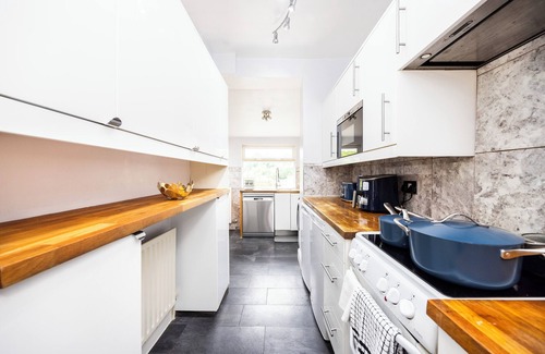 Caterham Casa | 4 Bed House | Caterham | Sleeps 8 | Contractors | Families