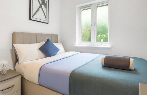 Wigan Casa | 4-Bed House for Contractors, Groups, Families, WiFi, Parking, SmartTV, Sleeps 8, Near Wigan Pier