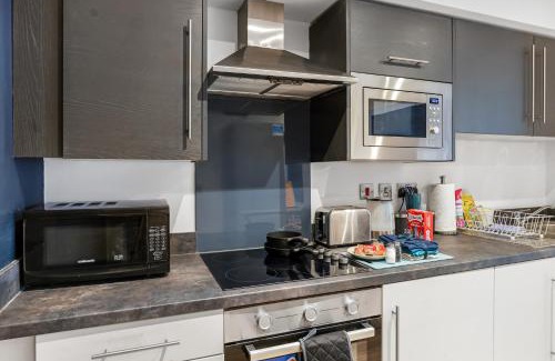 Wigan Casa | 4-Bed House for Contractors, Groups, Families, WiFi, Parking, SmartTV, Sleeps 8, Near Wigan Pier