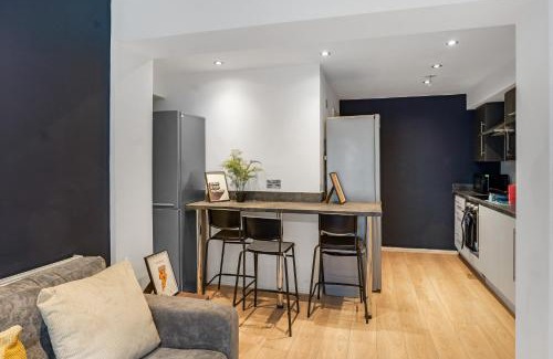 Wigan Casa | 4-Bed House for Contractors, Groups, Families, WiFi, Parking, SmartTV, Sleeps 8, Near Wigan Pier
