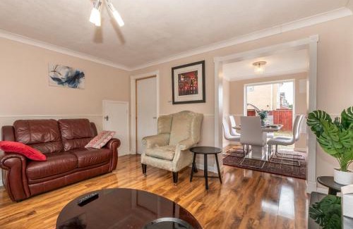 Thamesmead Casa | 4 Bed House in Greater London Parking Pass the Keys