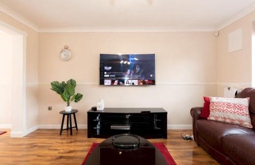 Thamesmead Casa | 4 Bed House in Greater London Parking Pass the Keys