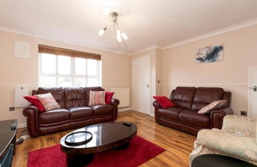 Thamesmead Casa | 4 Bed House in Greater London Parking Pass the Keys