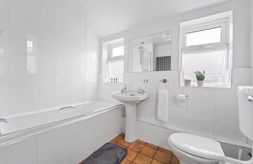 Wolverhampton Apartamento | 4 Bed House in Wolverhampton Your Home From Home