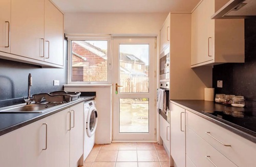 Comber Casa | 4 bed House - Private Garden - Free Parking