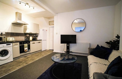 Hanham Casa | 4 Bed House Sleeps 7-Free Parking- Contractors