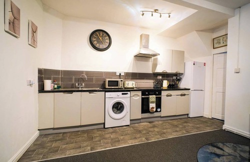Hanham Casa | 4 Bed House Sleeps 7-Free Parking- Contractors