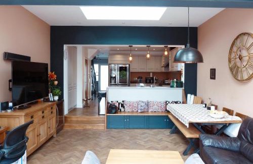 Whitton Casa | 4 bed house walking distance to Twickenham Rugby Ground and Whitton High St