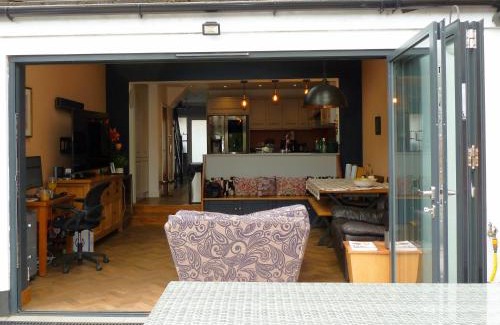 Whitton Casa | 4 bed house walking distance to Twickenham Rugby Ground and Whitton High St