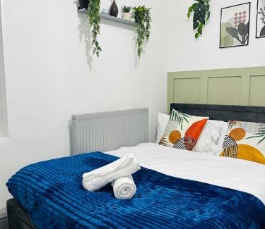 Splott Casa | 4 Bed House with Garden and Hot Tub - Near City Centre