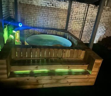 Splott Casa | 4 Bed House with Garden and Hot Tub - Near City Centre