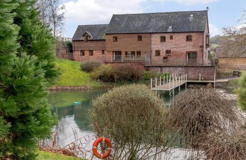 Newtown Casa | 4 Bed in Bettws Cedewain 86784