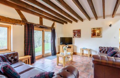 Newtown Casa | 4 Bed in Bettws Cedewain 86784