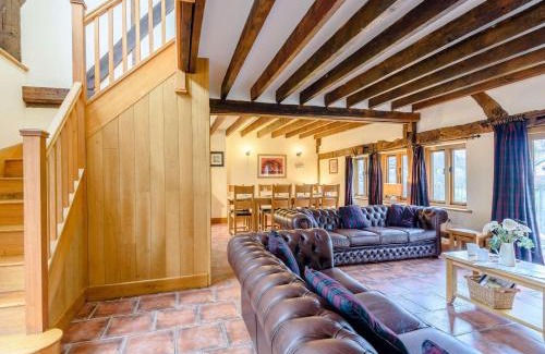 Newtown Casa | 4 Bed in Bettws Cedewain 86784