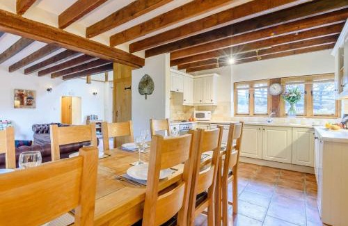 Newtown Casa | 4 Bed in Bettws Cedewain 86784