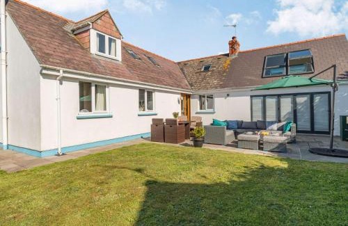St Ishmaels Casa | 4 Bed in Broad Haven 88331