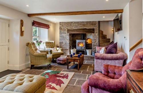 Bwlch Casa | 4 Bed in Bwlch 90596