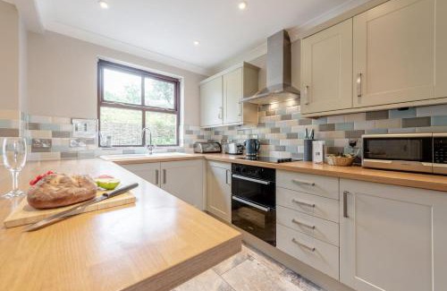 Llanfihangel-Ystrad Casa | 4 Bed in Dihewyd oc-f32351