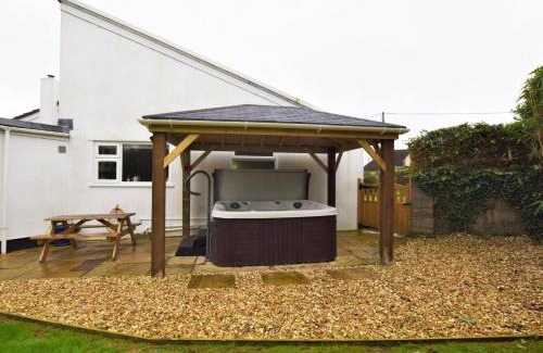 Bideford Casa | 4 Bed in Parkham 76452