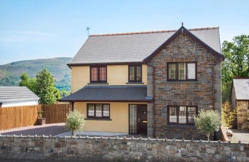 Cwm-twrch Isaf Casa | 4 Bed in Ystradgynlais BN343