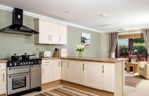 Cwm-twrch Isaf Casa | 4 Bed in Ystradgynlais BN343