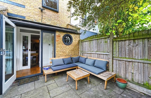 Newham Casa | 4 bed restored Victorian house, overlooking Epping Forest & 15 mins to Bond St.