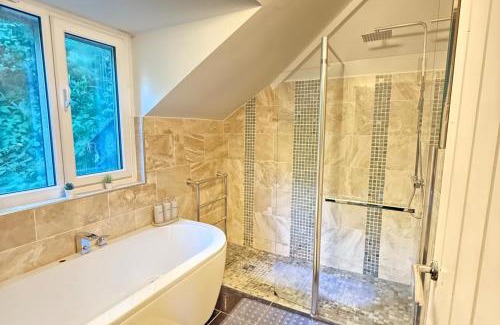 Bolton Casa | 4 Bed Retreat-Sleeps 7-Parking-Garden-Lake Views