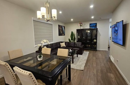 Chestermere Casa | 4 Bed room 3 Bathrooms home to stay in Chestermere, Alberta, Canada