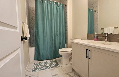 Chestermere Casa | 4 Bed room 3 Bathrooms home to stay in Chestermere, Alberta, Canada