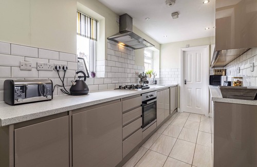Beeston Casa | 4 Bed Terraced House in Beeston with Convenient City Centre Access